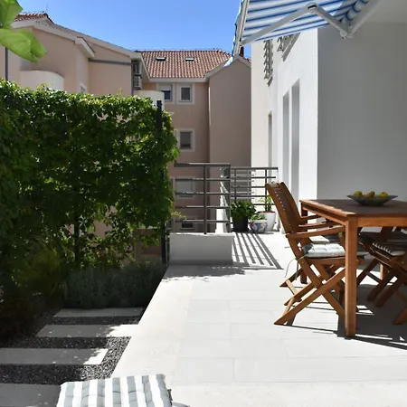 Design Coastal Garden Apartment Split